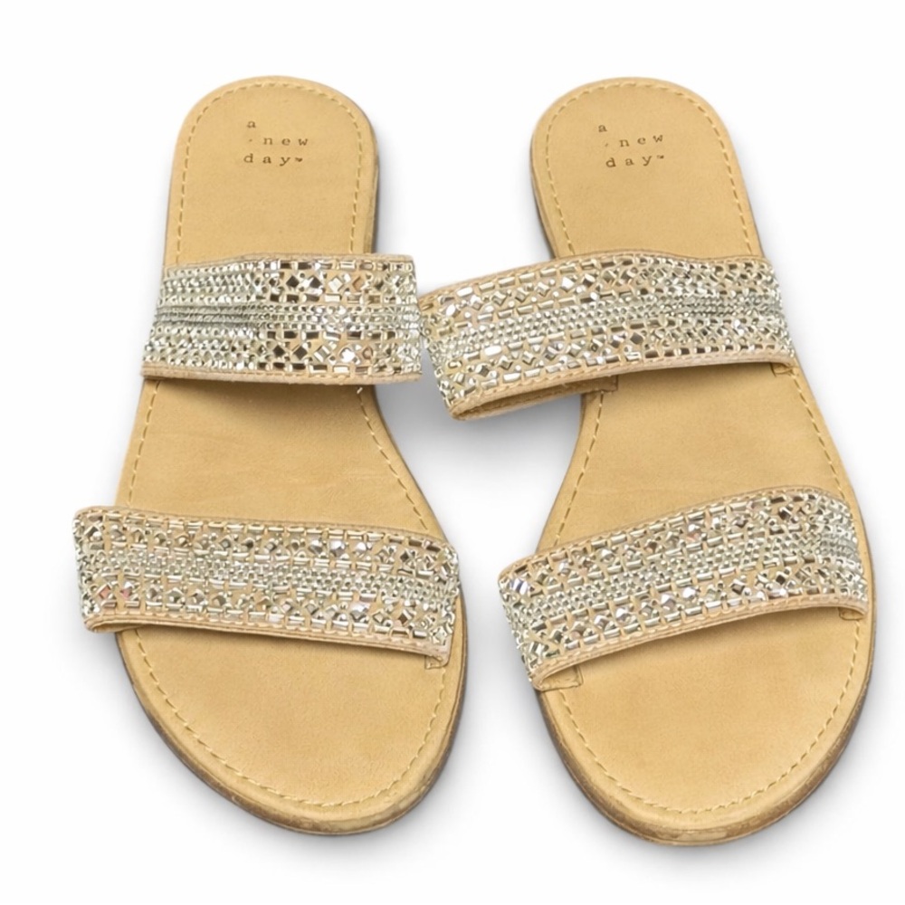 A New Day‎ Women's Beige and Metallic Sandals